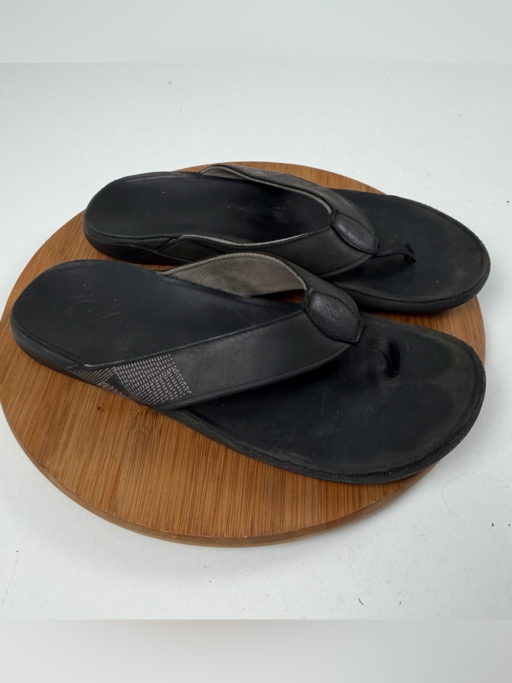 Olukai Men’s Tuahine Leather Flip-Flop Sandals